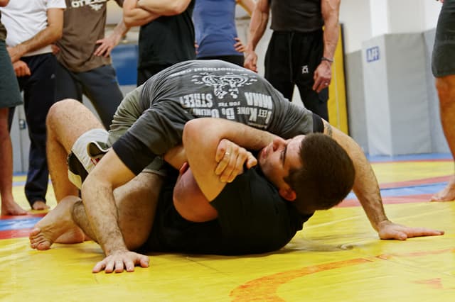 Luta Livre grappler attacking a leg lock
