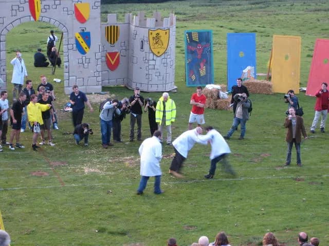 Shin-kicking clinch